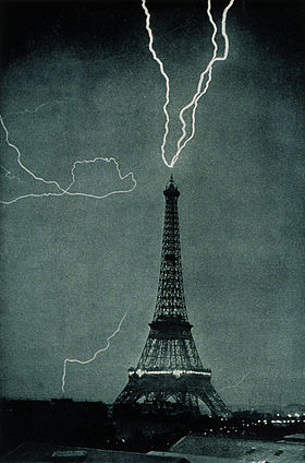 Lightning strikes Parisien skyline