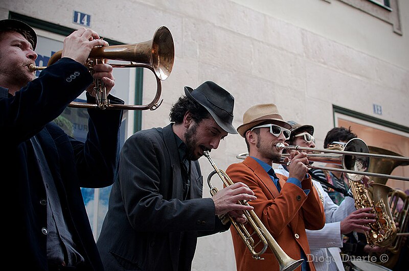 File:Lisboa - Kumpania Algazarra at Chiado (5430042516).jpg