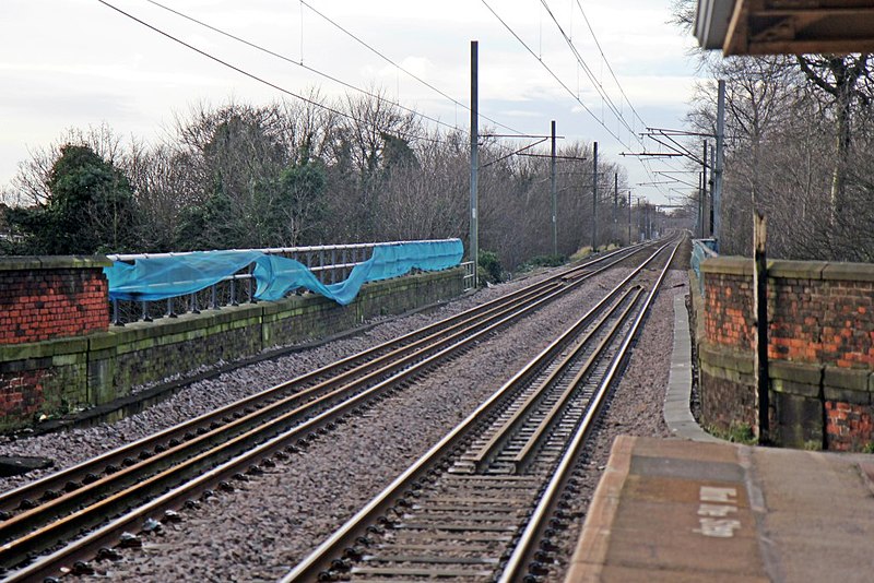 File:Looking west, Newton-Le-Willows railway station (geograph 3818430).jpg