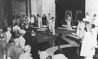 Lord Mountbatten swearing in Jawaharlal Nehru as the first Prime Minister of the Dominion of India on 15 August 1947