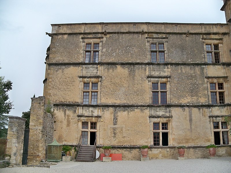 File:Lourmarin - chateau aile renaissance 2.jpg