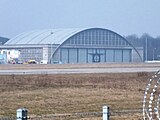 Lëtzebuergesch: Vue vum Kapellebierg zu Sandweiler op de fréiere Luxair-Hangar um Findel.