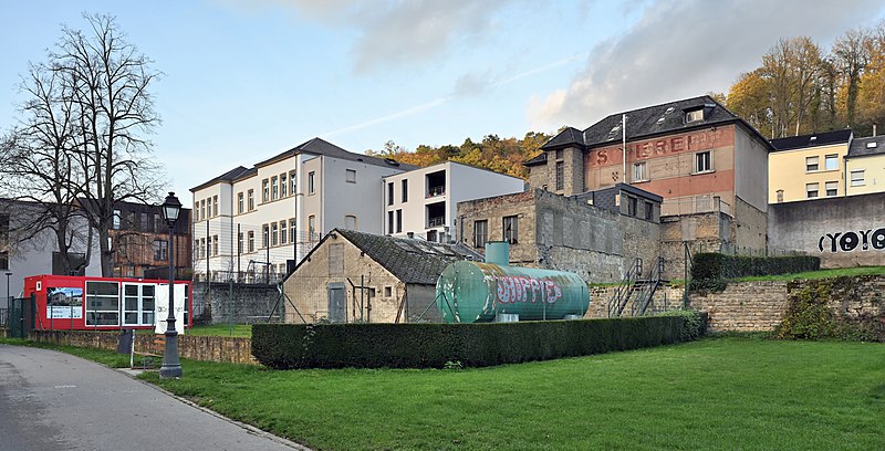 File:Luxembourg-ville, parc Odendahl vers école.jpg