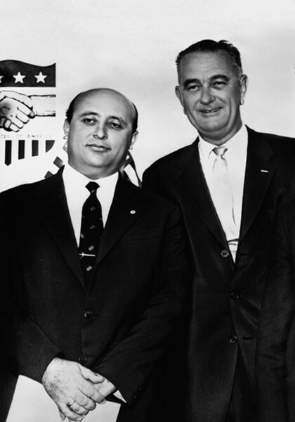 U.S. Vice President Lyndon Johnson and Süleyman Demirel at a ceremony honoring the United States Agency for International Development (28 August 1962)