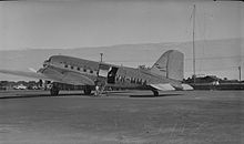 Douglas DC-3 de MacRobertson Miller Airlines en un aeródromo del noroeste de Australia Occidental (hacia 1948)