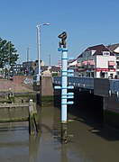 Flow pole with statue