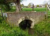 Bruggetje met mergelstenen booggewelf over de Kanjel