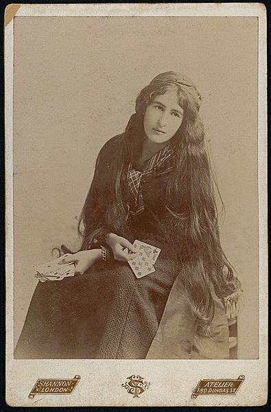 File:Madge Macbeth costumed as a gypsy fortune teller Madge Macbeth déguisée en diseuse de bonne aventure (8124977097).jpg