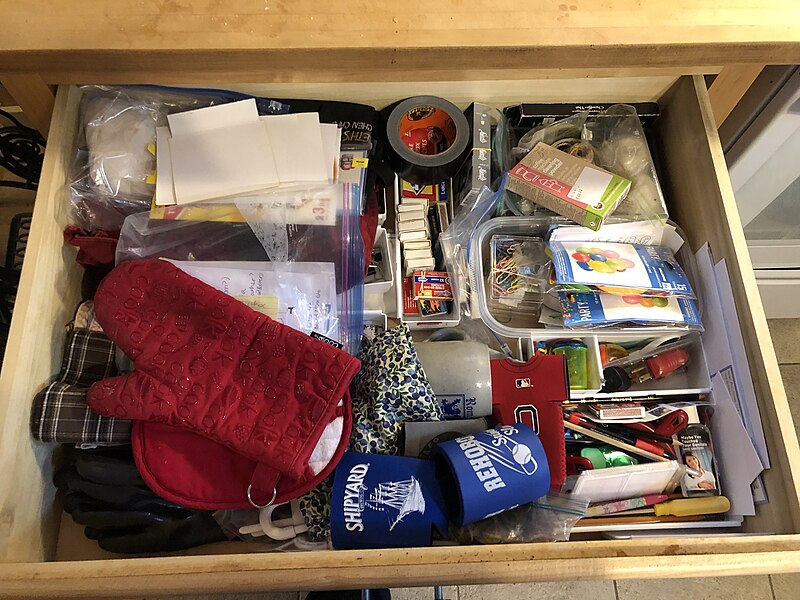 https://upload.wikimedia.org/wikipedia/commons/thumb/d/d7/Maine_Cabin_Junk_Drawer.jpg/800px-Maine_Cabin_Junk_Drawer.jpg