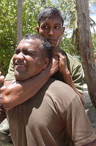 Uma pessoa das Maldivas está praticando e fazendo o golpe de estrangulamento Mata-Leão.