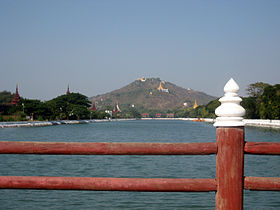 Mandalay Hill vue du sud, dans l'alignement de la douve Est du palais royal.