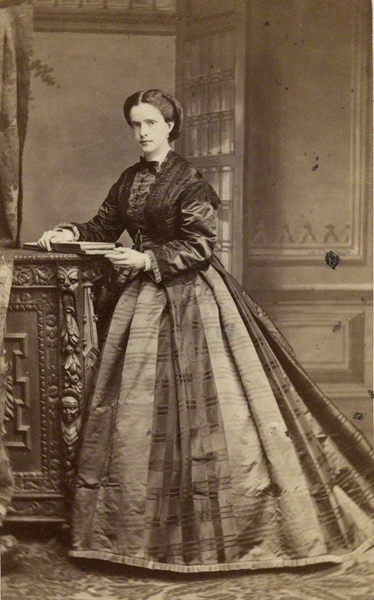 File:Maria Pia, Queen of Portugal, by Ghémar Frères (c. 1865).png