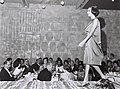 מארי תרזה הופואה-בואני, אשתו של נשיא חוף השנהב פליקס הופואה-בואני, נכחה בתצוגת אופנה של מכון היצוא הישראלי, במלון שרתון בתל אביב, 1962.