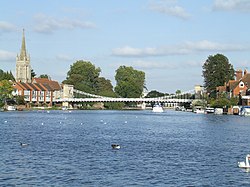 Мостът „Марлоу Бридж“ над река Темза и Църквата „Вси Светии“.
