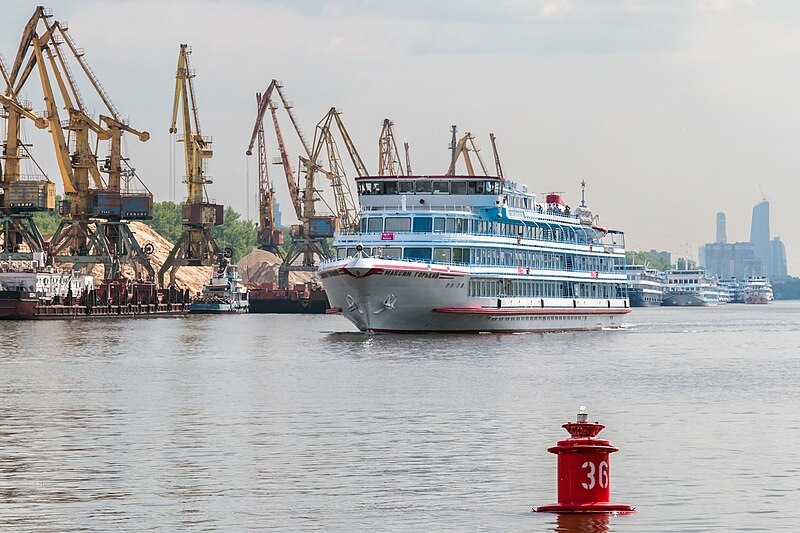 File:Maxim Gorky in Khimki Reservoir 2016-05-10 Pic 02.JPG