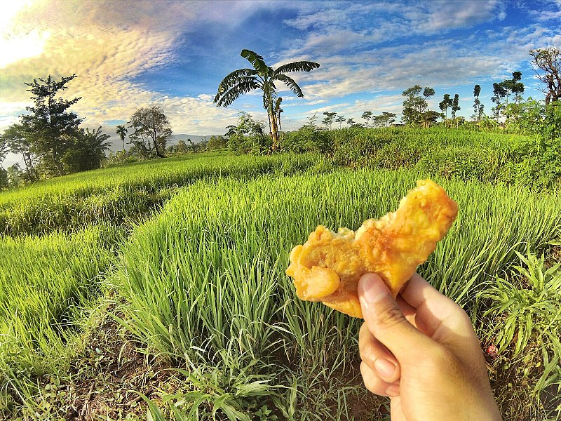 File:Menikmati makanan khas indonesia.jpg