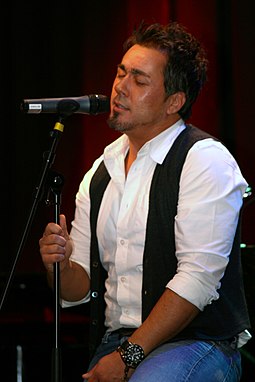 Grosch performing in 2008 Mike Leon Grosch Witten 20122008.JPG