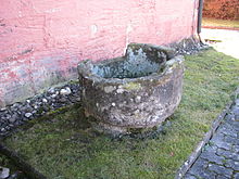 Ehemaliges Taufbecken an der Kirche