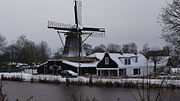 Krijtmolen D’Admiraal met kanaal en dijk in 2009