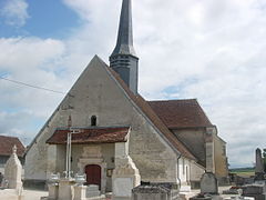 L'église de Montaulin entourée de son cimetière.