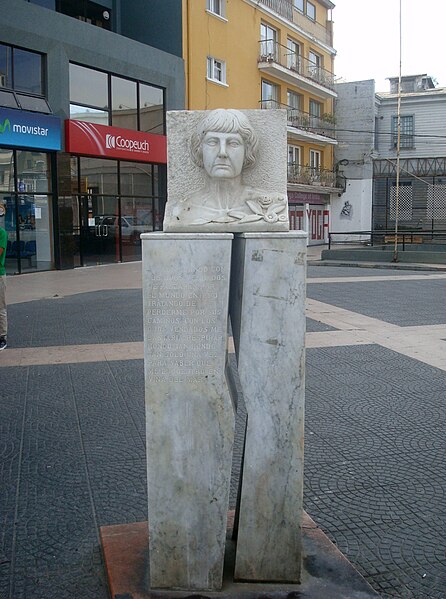 File:Monumento María Luisa Bombal.jpg