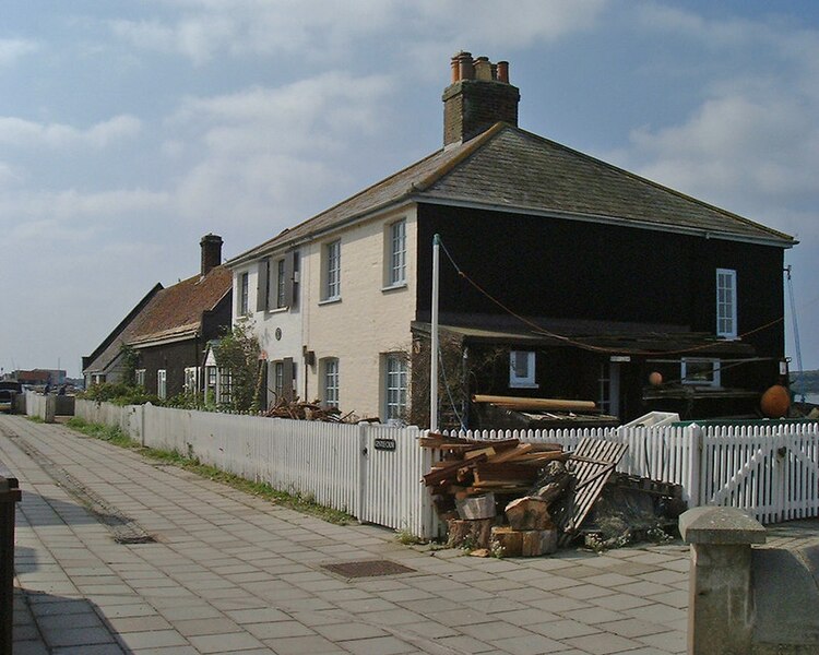 File:Mudeford - Cottages - geograph.org.uk - 2916608.jpg