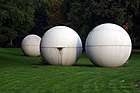 Giant Pool Balls (1977) de Claes Oldenburg kaj Coosje van Bruggen por Skulptprojekto Münster, Münster, Germanio