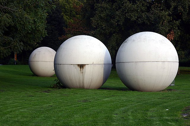 Giant Poolballs von Claes Oldenburg am Münsteraner Aasee