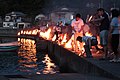Hóa vàng lễ vật tại bờ sông tại Nhật