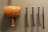 Outils de tailleur de pierre : de gauche à droite, maillet, ciseau plat, ciseau plat, ciseau gradine, gradine plate. Musée des arts et métiers, Paris, 1884.