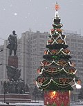 Миниатюра для Файл:New Year tree and Lenin statue in Moscow.JPG