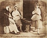 Newhaven fishergirls pose with a creel (between 1843 and 1847)