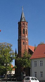 Kirche St. Johannis, rechts Robert-Koch-Haus