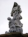 ラ岬にたつノートルダム・ド・ノフラージェ像
