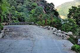 Gorges de Nyalam après Zhangmu : effondrement de la route (très fréquent en période de pluies).