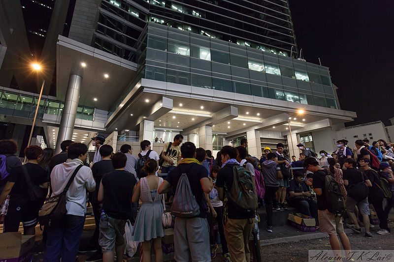 File:Occupy Central Crowd-outside Wan Chai Police Headquarter 20140929.jpg