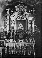 Oltar s sliko leta 1928. Na stropu so deloma še vidne izvirne Layerjeve freske.