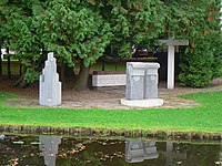 De drie oorlogsmonumenten in het park