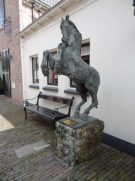 File:Ootmarsum - Beeld 'Twents Ros' van Jan Desmarets in de Gasthuisstraat.jpg