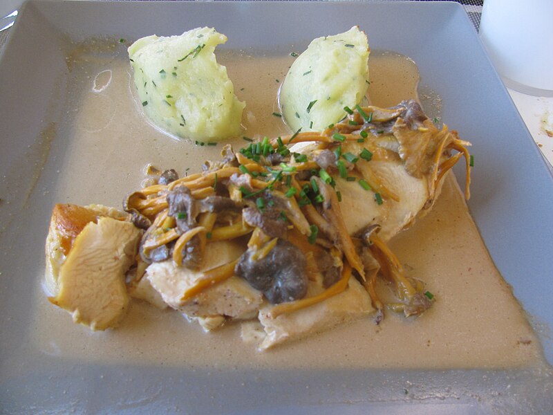 File:Oppède Bistrot de pays Filet de volailles aux chanterelles.JPG