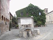 Ostia antica - piazzetta e fontana 2521