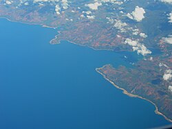 Vista aerea della baia di Goro a Ouinné