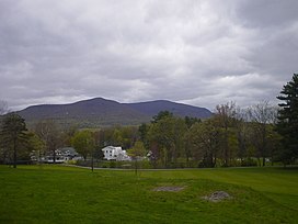 Melihat dari south wajah Menghadap Gunung di Woodstock, NY dengan white house di latar depan