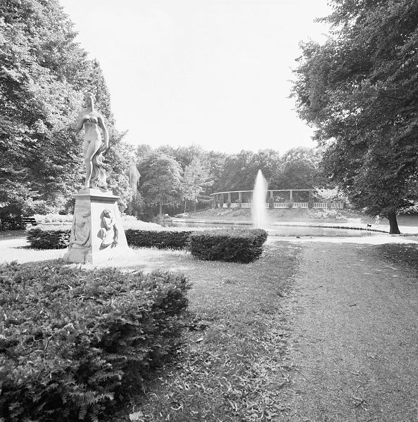 File:Overzicht met beeld waterpartij met fontein en pergola - Schiedam - 20353617 - RCE.jpg