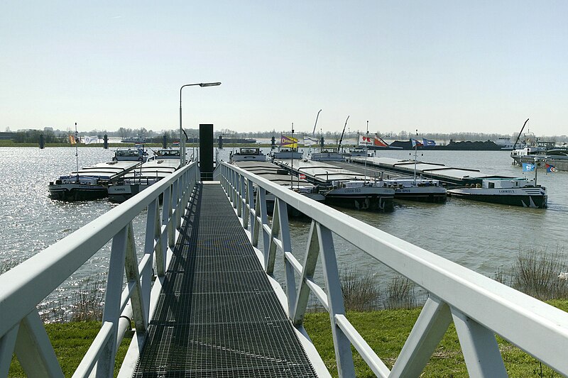 File:Overzicht van de overnachtingshaven van IJzendoorn - steiger - IJzendoorn - 20535682 - RCE.jpg