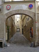 Porte d'entrée de l'impasse de l'Hôtel-d'Argenson avec ses bornes de protection.