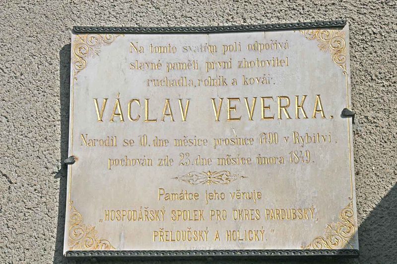 File:Pamětní deska Václava Veverky na kostele v Dřítči.jpg