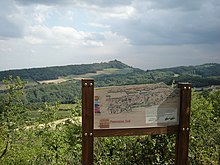 Panneau des monts d'Or avec, en arrière-plan, le mont Thou