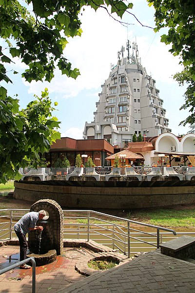 File:Paraćin, Hotel Petrus.jpg