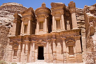 Hemispeos, en [[Petra}}